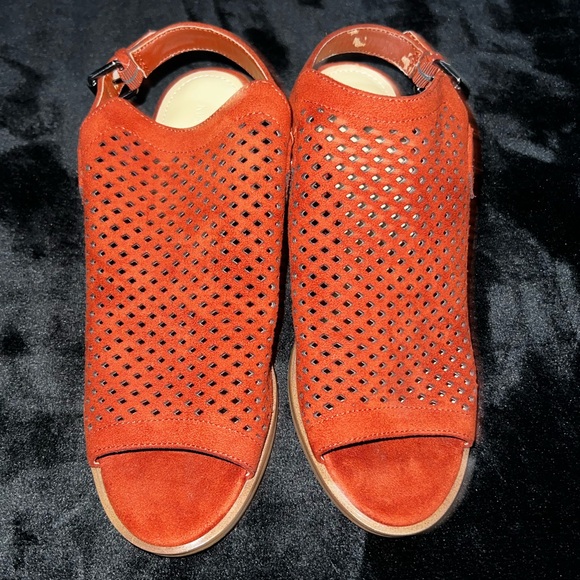 Marc Fisher Women's Brown and Red Sandals Size 8M Pre-owned. - Picture 3 of 10